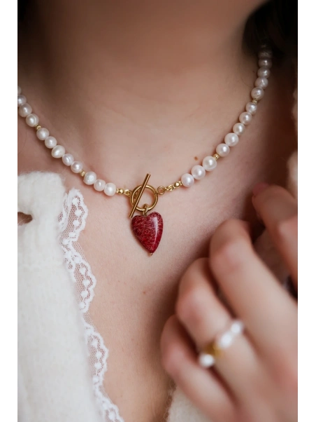 Ketting van natuurlijke parels met een hart van rode jaspis en een sierlijke sluiting, handgemaakt