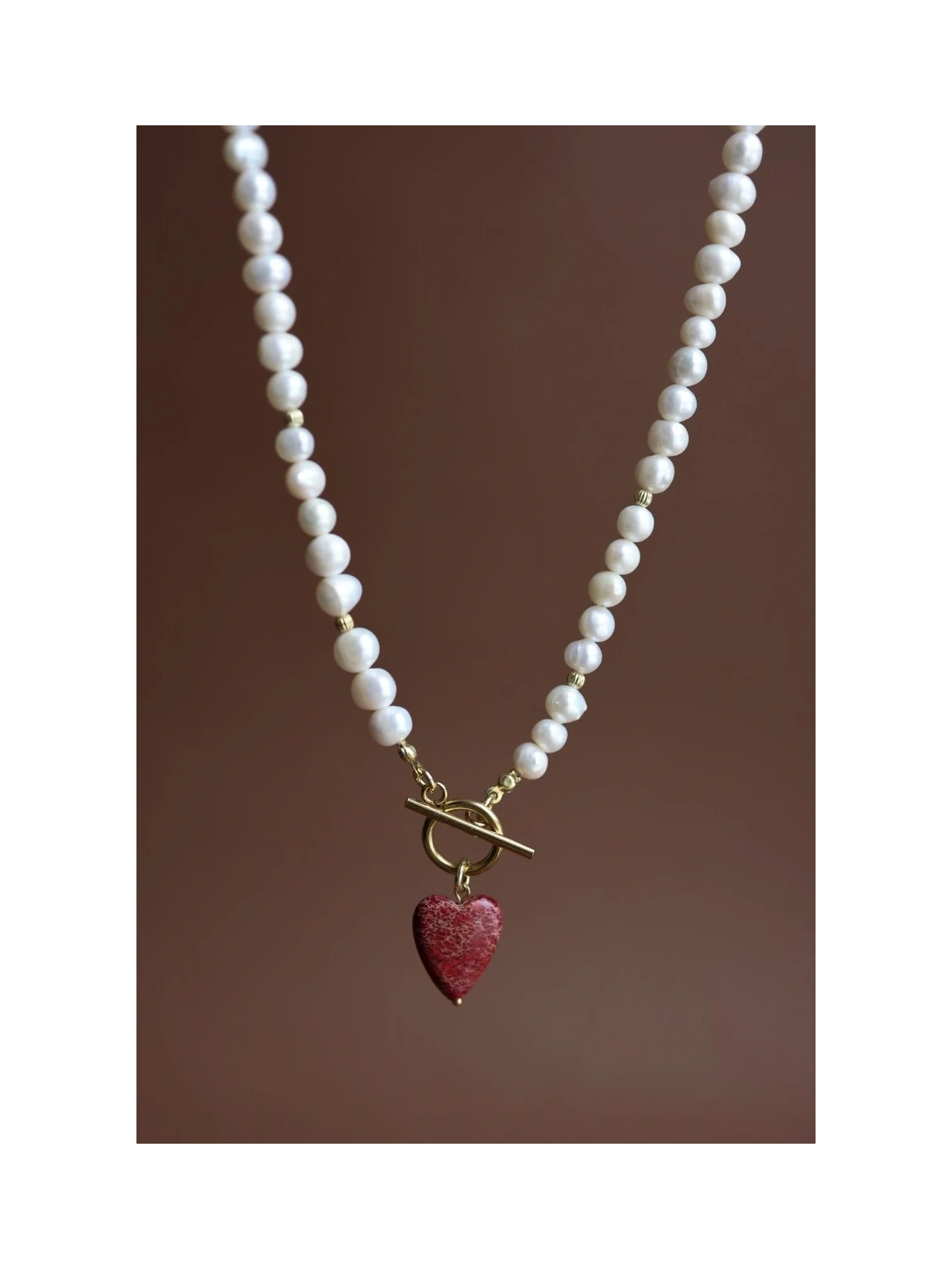 Ketting van natuurlijke parels met een hart van rode jaspis en een sierlijke sluiting, handgemaakt – foto 2