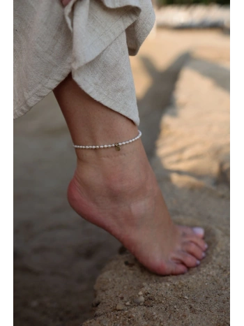 Perłowa bransoletka na nogę | Upiększaj