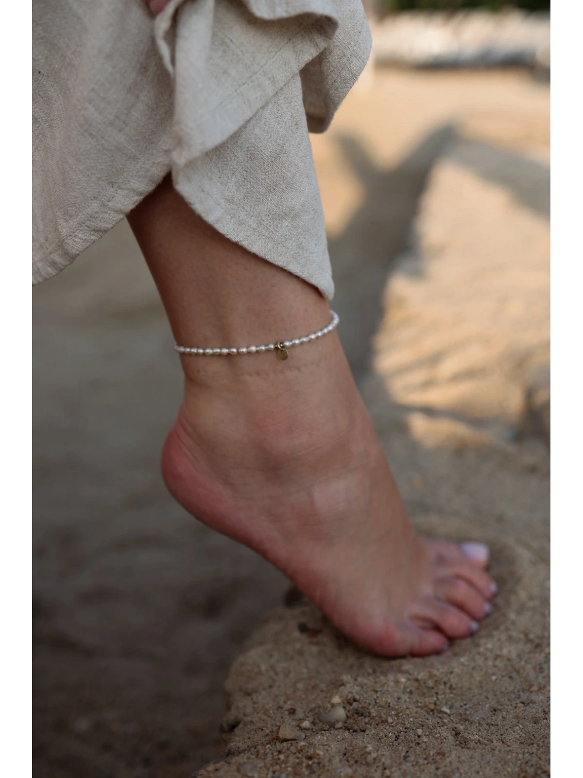 Anklet with natural freshwater pearls and hematite with a gold-plated silver charm, handmade – photo 2