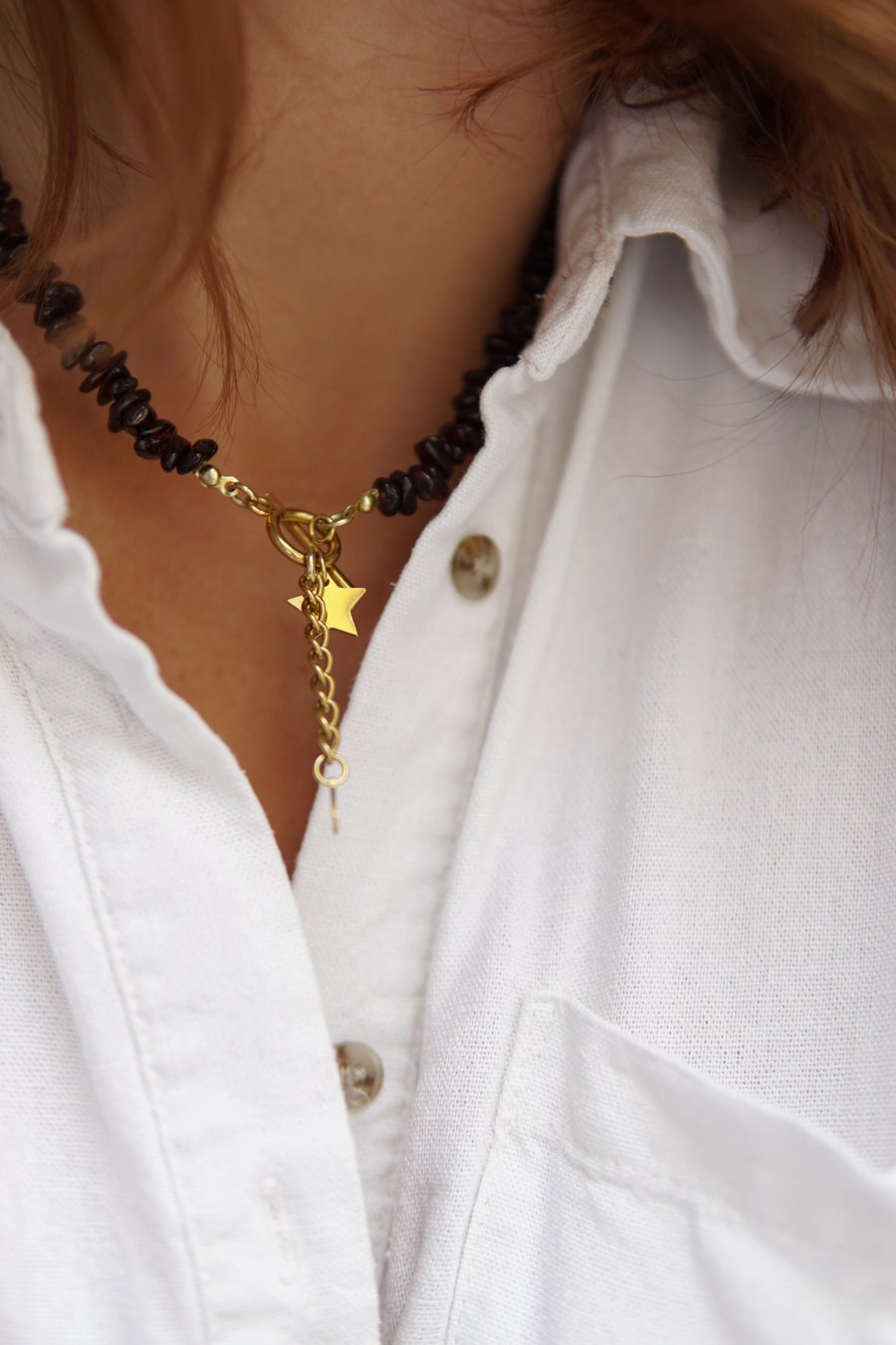 Ketting van granaat met hangers in de vorm van een ster en een maan en een kettinkje van roestvrij staal, handgemaakt
