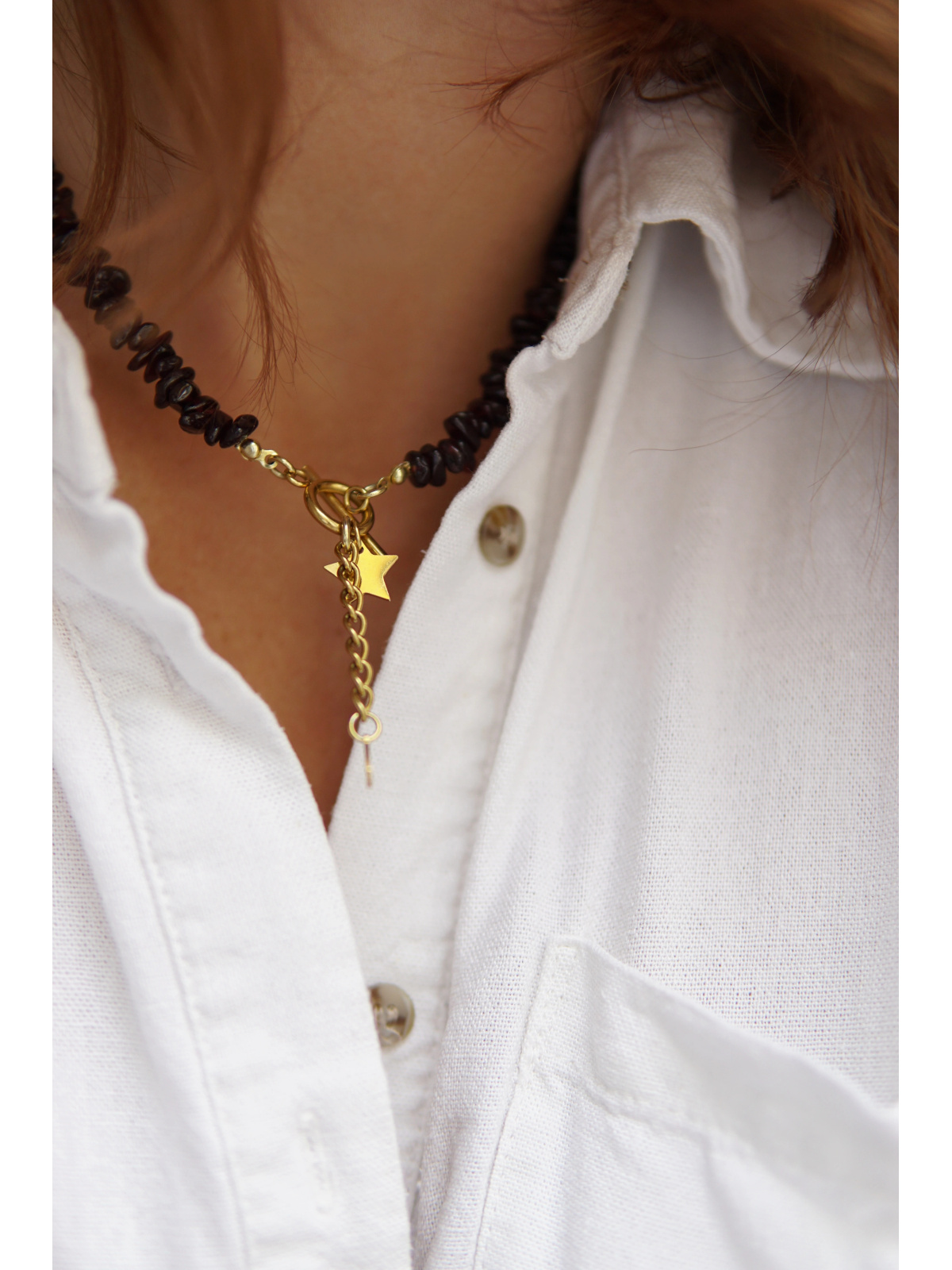 Ketting van granaat met hangers in de vorm van een ster en een maan en een kettinkje van roestvrij staal, handgemaakt