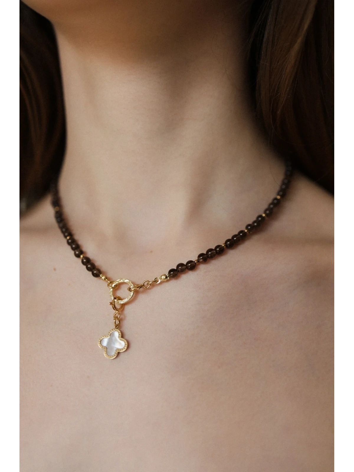 Naszyjnik z kwarcu dymnego z odpinaną zawieszką koniczyną | Upiększaj