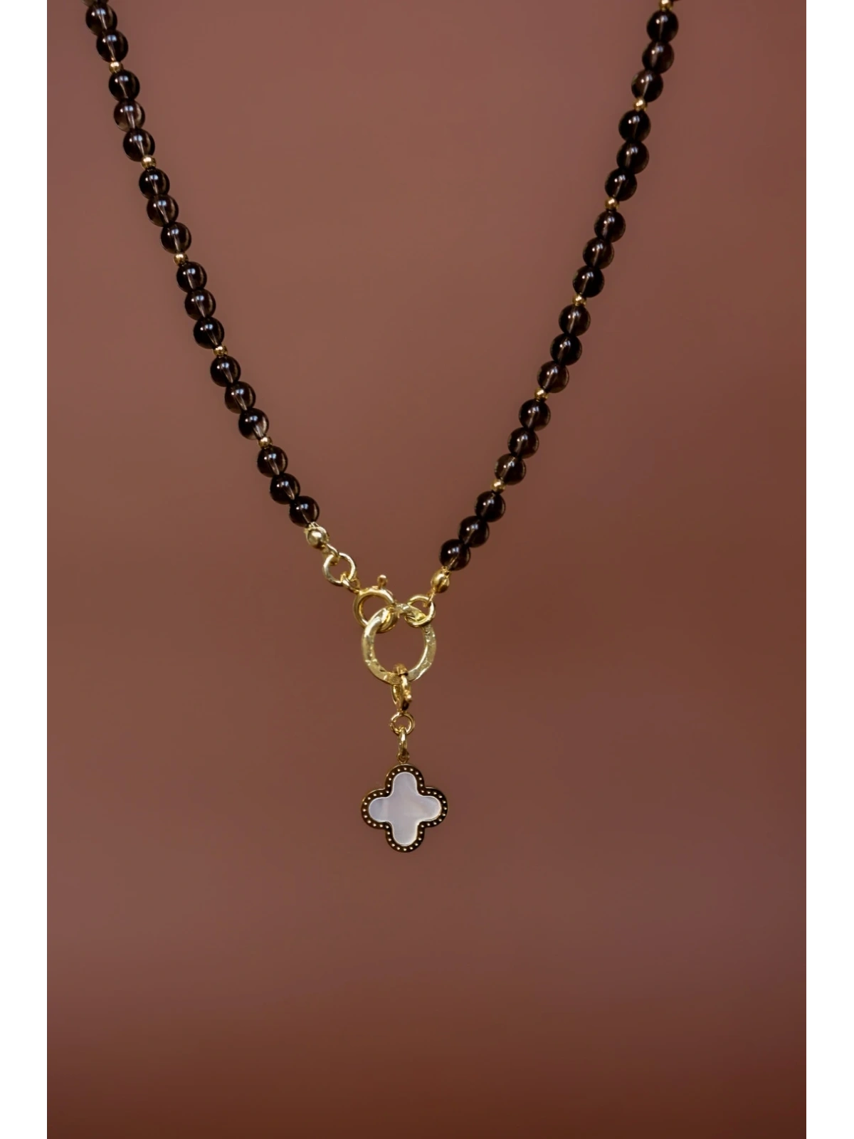 Naszyjnik z kwarcu dymnego z odpinaną zawieszką koniczyną | Upiększaj