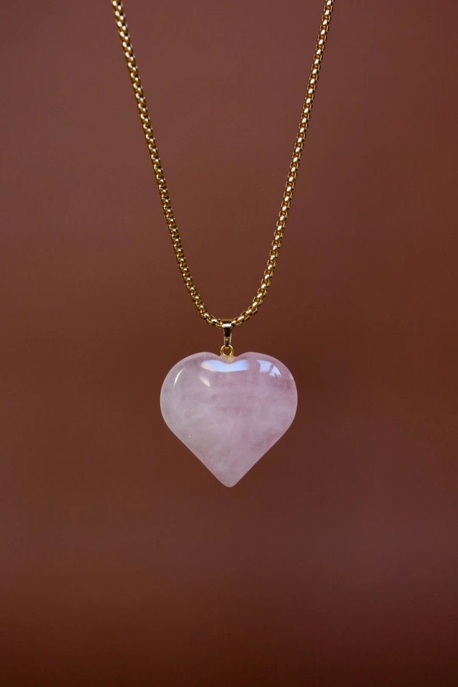 Ketting met grote hartvormige hanger van rozenkwarts aan een slangenketting van chirurgisch staal, handgemaakt