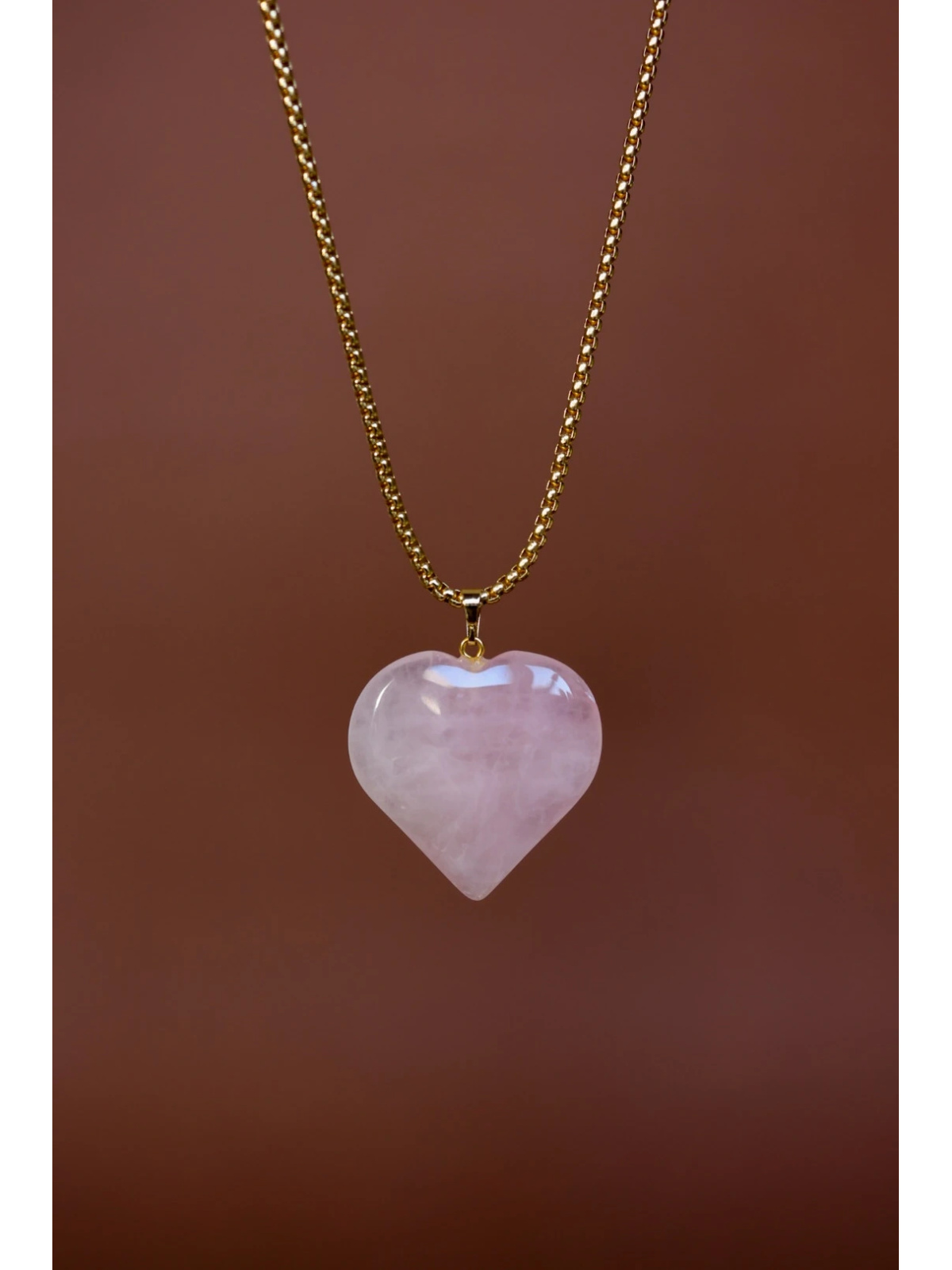 Ketting met grote hartvormige hanger van rozenkwarts aan een slangenketting van chirurgisch staal, handgemaakt