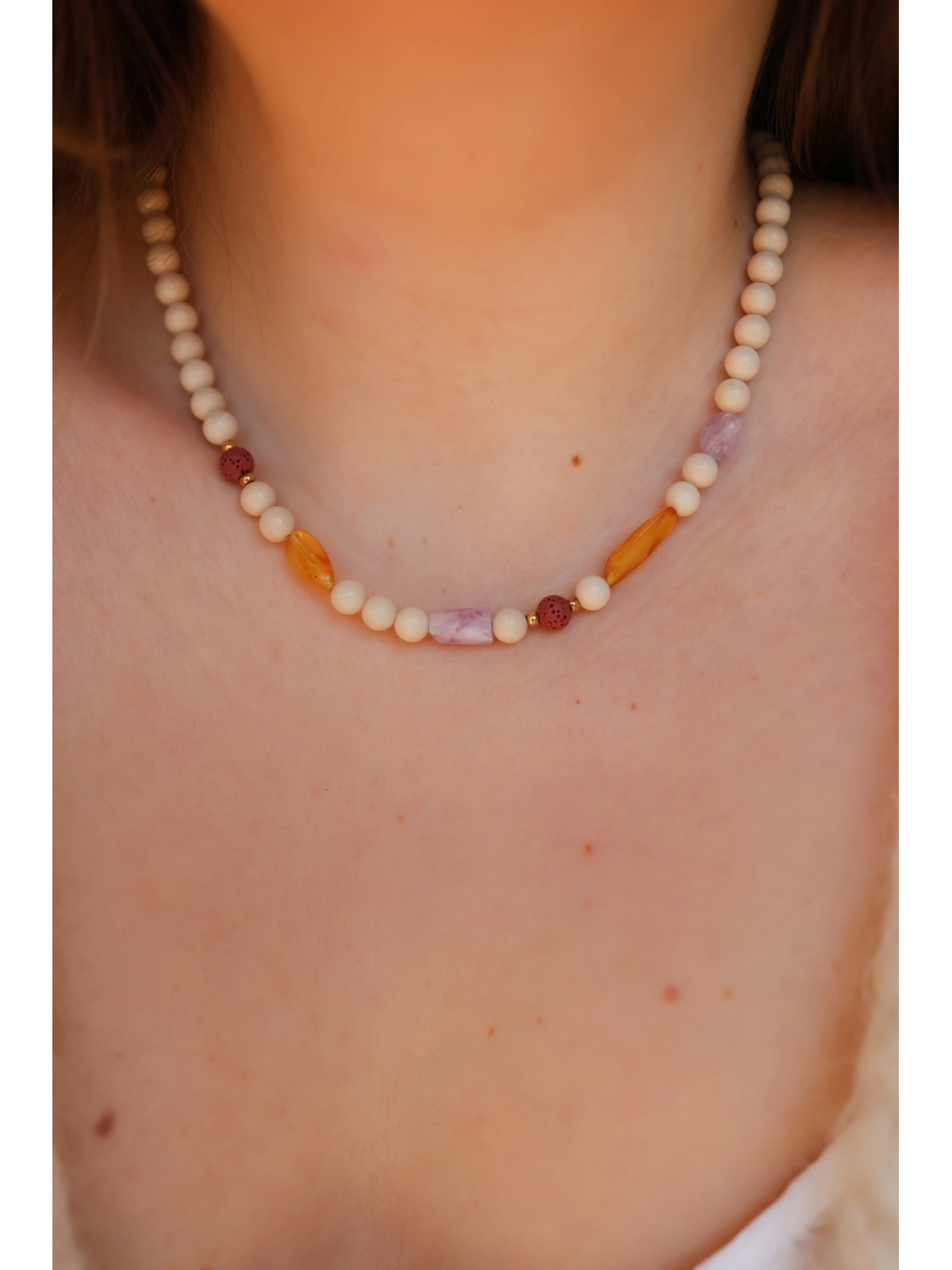 Ketting van beige riviersteentjes met lavasteen, barnsteen, amethist en kunziet, handgemaakt – foto 2