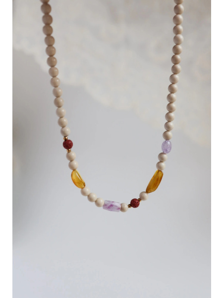 Ketting van beige riviersteentjes met lavasteen, barnsteen, amethist en kunziet, handmade