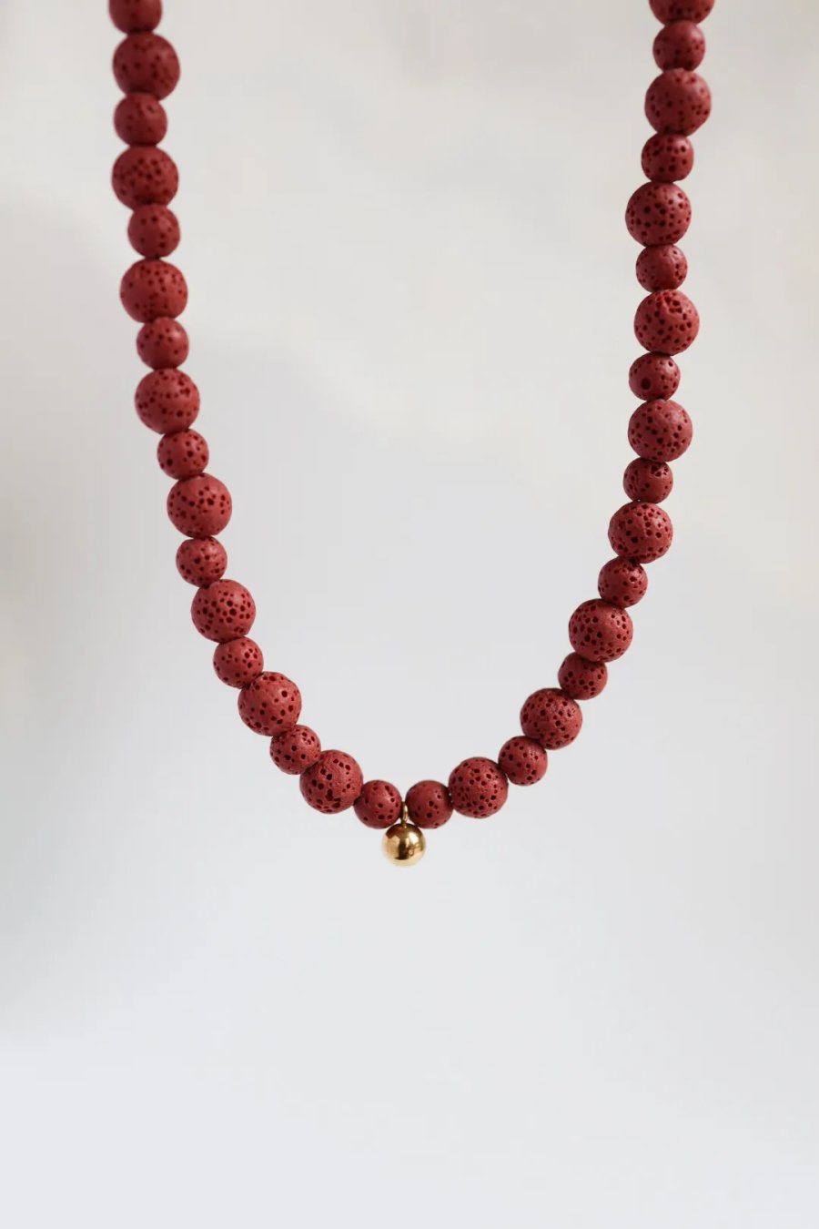 Verstelbare ketting van lavasteen met sluiting van roestvrij staal en ringetjes van verguld zilver, handmade