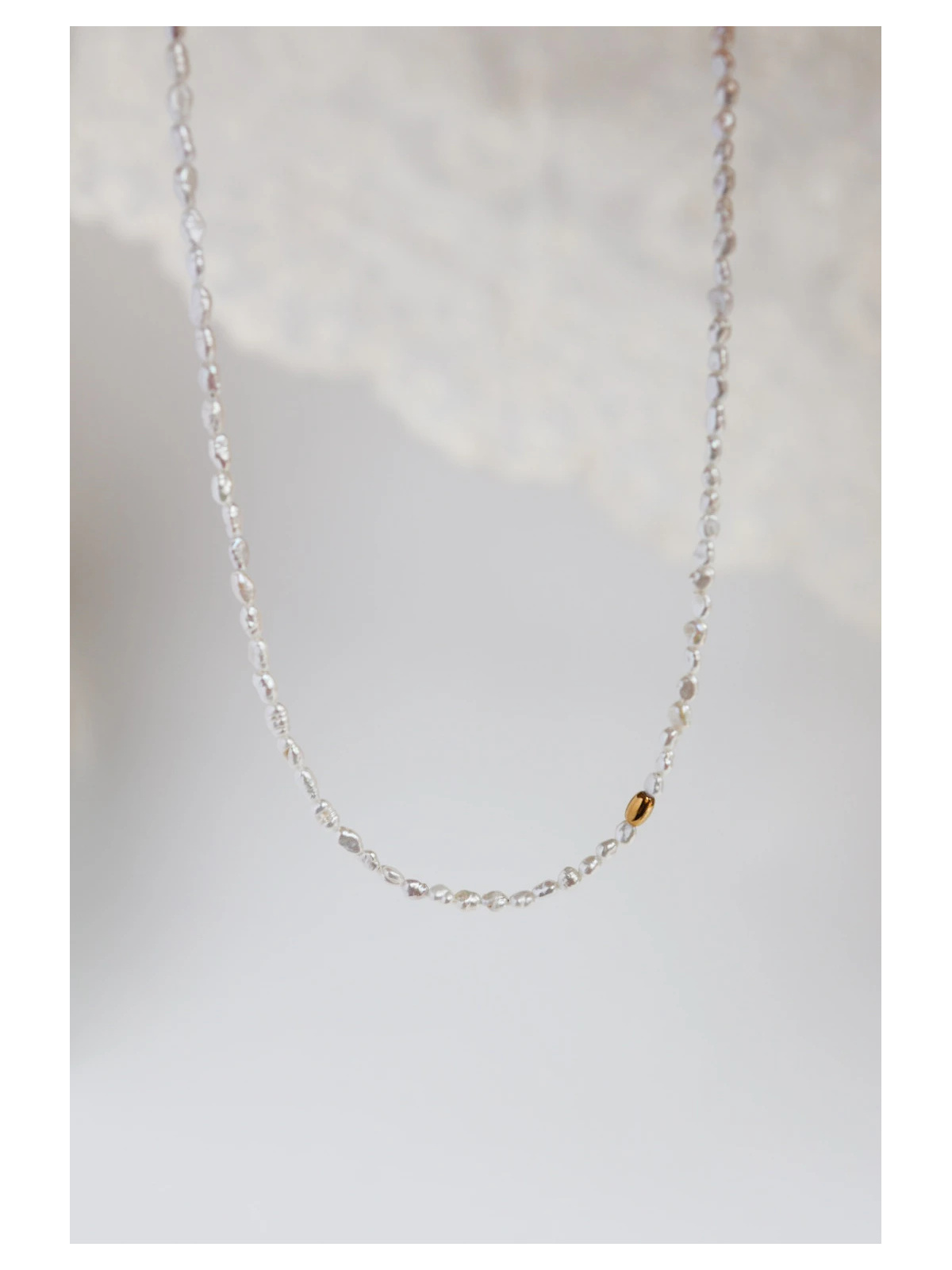 Fijne, subtiele ketting van piepkleine parels met een tussenstuk van goudkleurig hematiet, handmade – foto 2