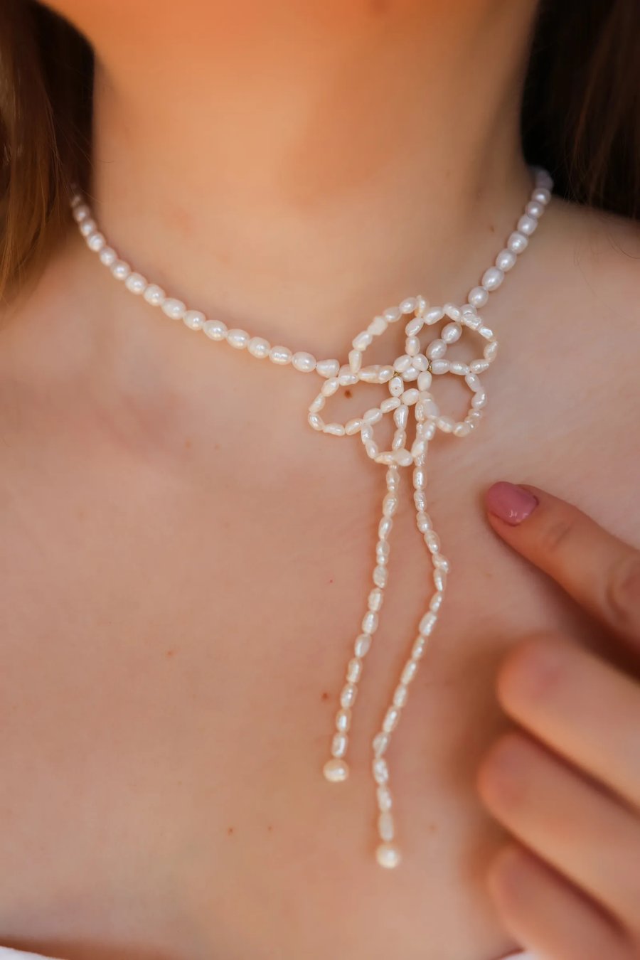 Verstelbare ketting van kleine gekweekte zoetwaterparels met een met de hand gevlochten zilveren bloem, handmade