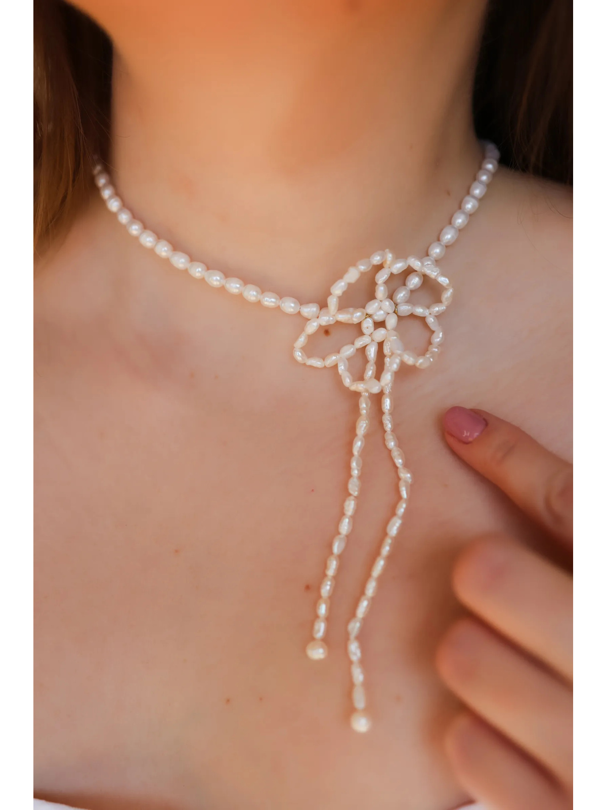 Verstelbare ketting van kleine gekweekte zoetwaterparels met een met de hand gevlochten zilveren bloem, handmade