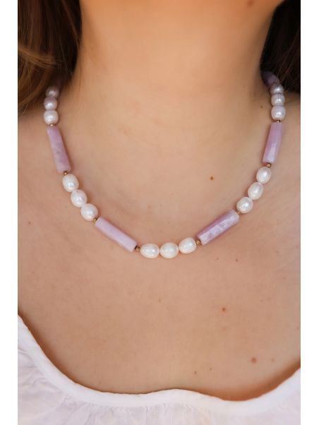 Ketting van grote gekweekte zoetwaterparels met kunziet en hematiet op staaldraad, lengte 47 cm, handgemaakt