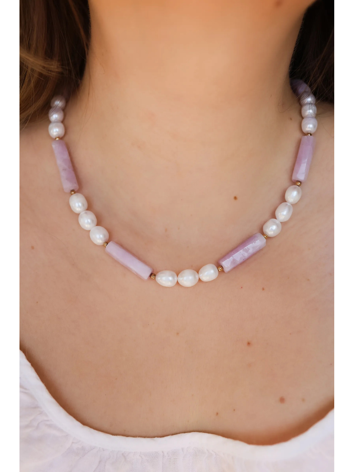 Ketting van grote gekweekte zoetwaterparels met kunziet en hematiet op staaldraad, lengte 47 cm, handgemaakt