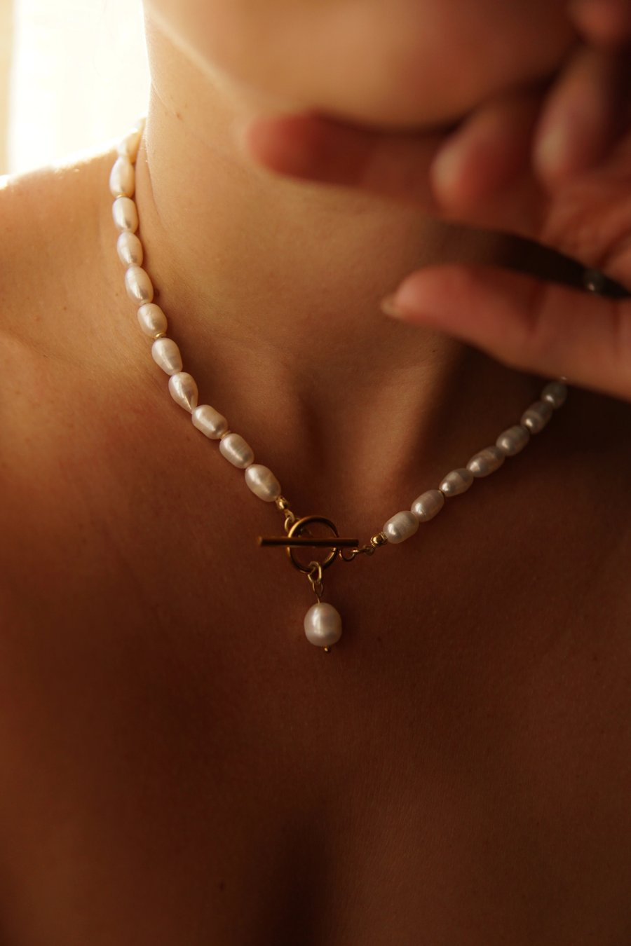 Ketting van natuurlijke gekweekte zoetwaterparels met een parelhanger aan een stalen pin, handgemaakt