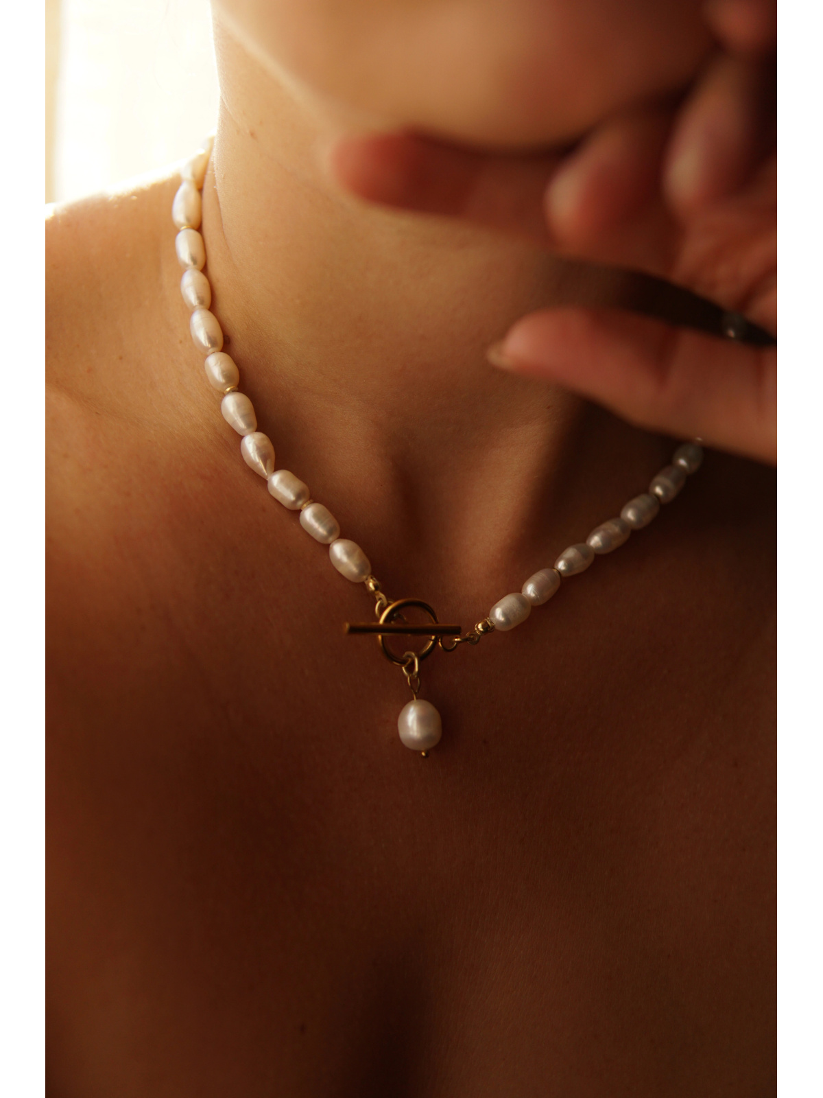 Ketting van natuurlijke gekweekte zoetwaterparels met een parelhanger aan een stalen pin, handgemaakt