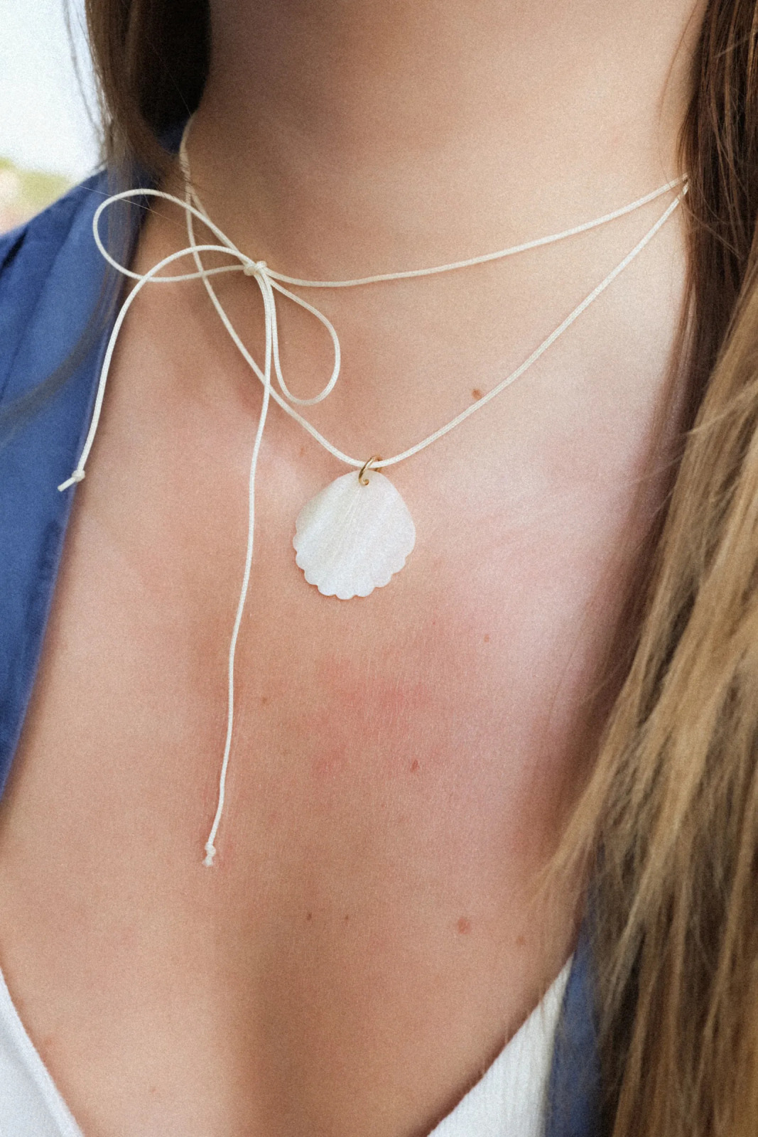 Regulowany naszyjnik typu choker na nylonowym sznurku z zawieszką muszlą wykonaną z masy perłowej, handmade