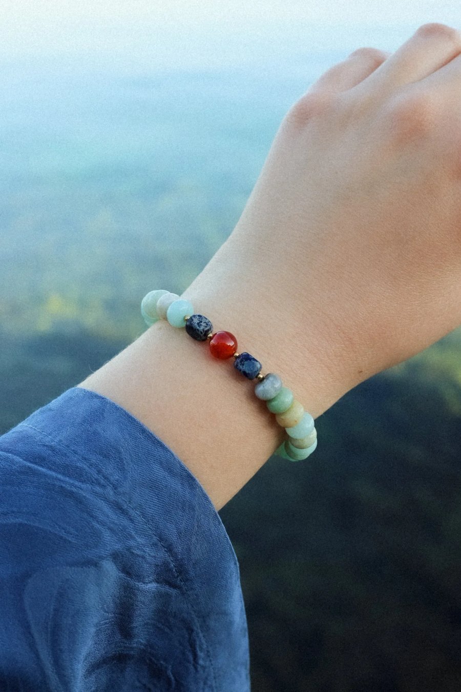 Mintgroene armband van blauwgroene amazoniet, donkerblauwe jaspis en oranje agaat, handgemaakt