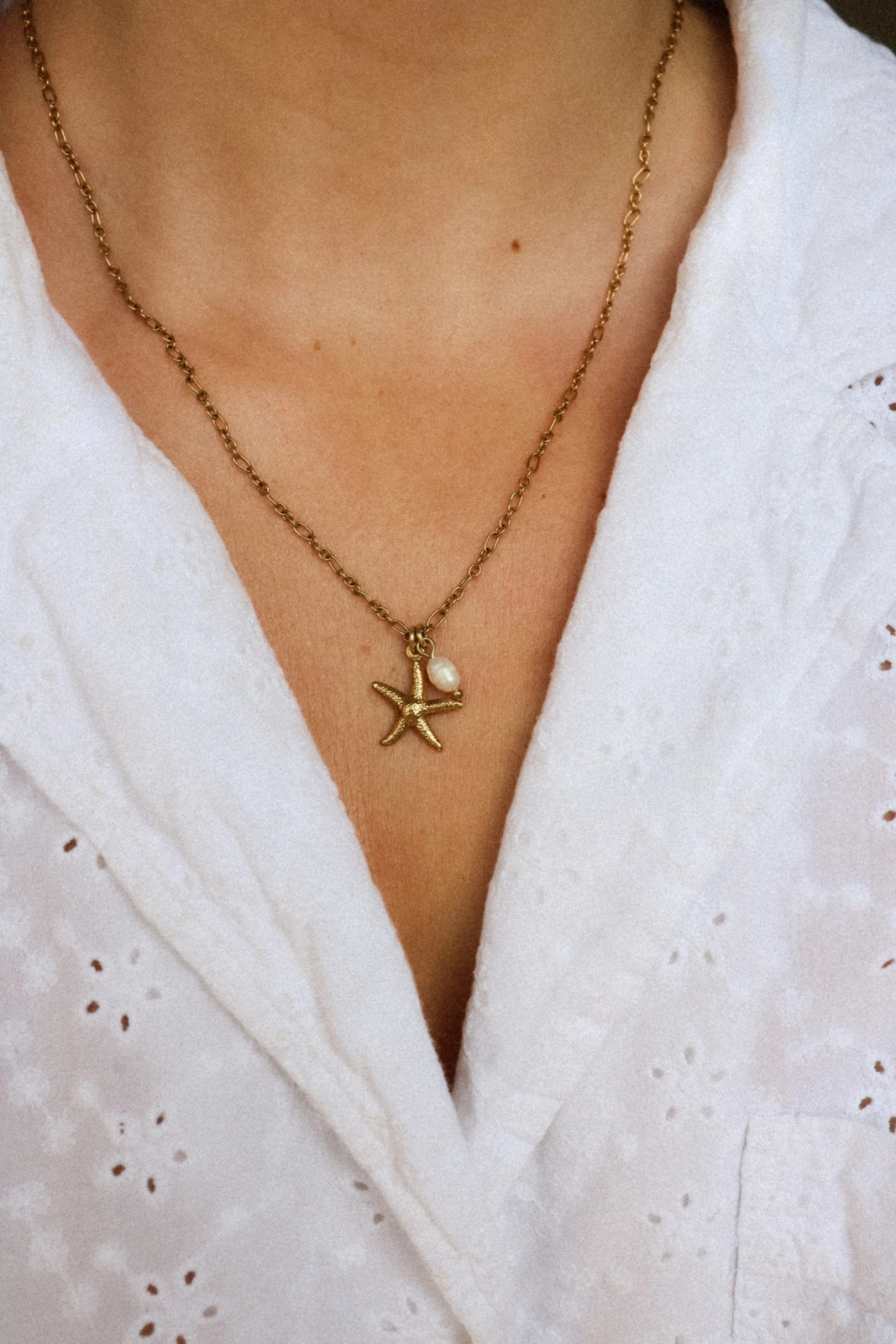 Łańcuszek ze stali szlachetnej z zawieszką rozgwiazdą oraz perłą hodowaną słodkowodną, handmade