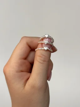 Elastyczny pierścionek z naturalnych pereł z sercem | Upiększaj