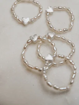 Elastyczny pierścionek z naturalnych pereł z sercem | Upiększaj