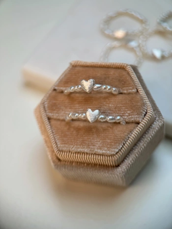 Elastyczny pierścionek z naturalnych pereł z sercem | Upiększaj