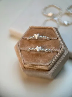 Elastyczny pierścionek z naturalnych pereł z sercem | Upiększaj