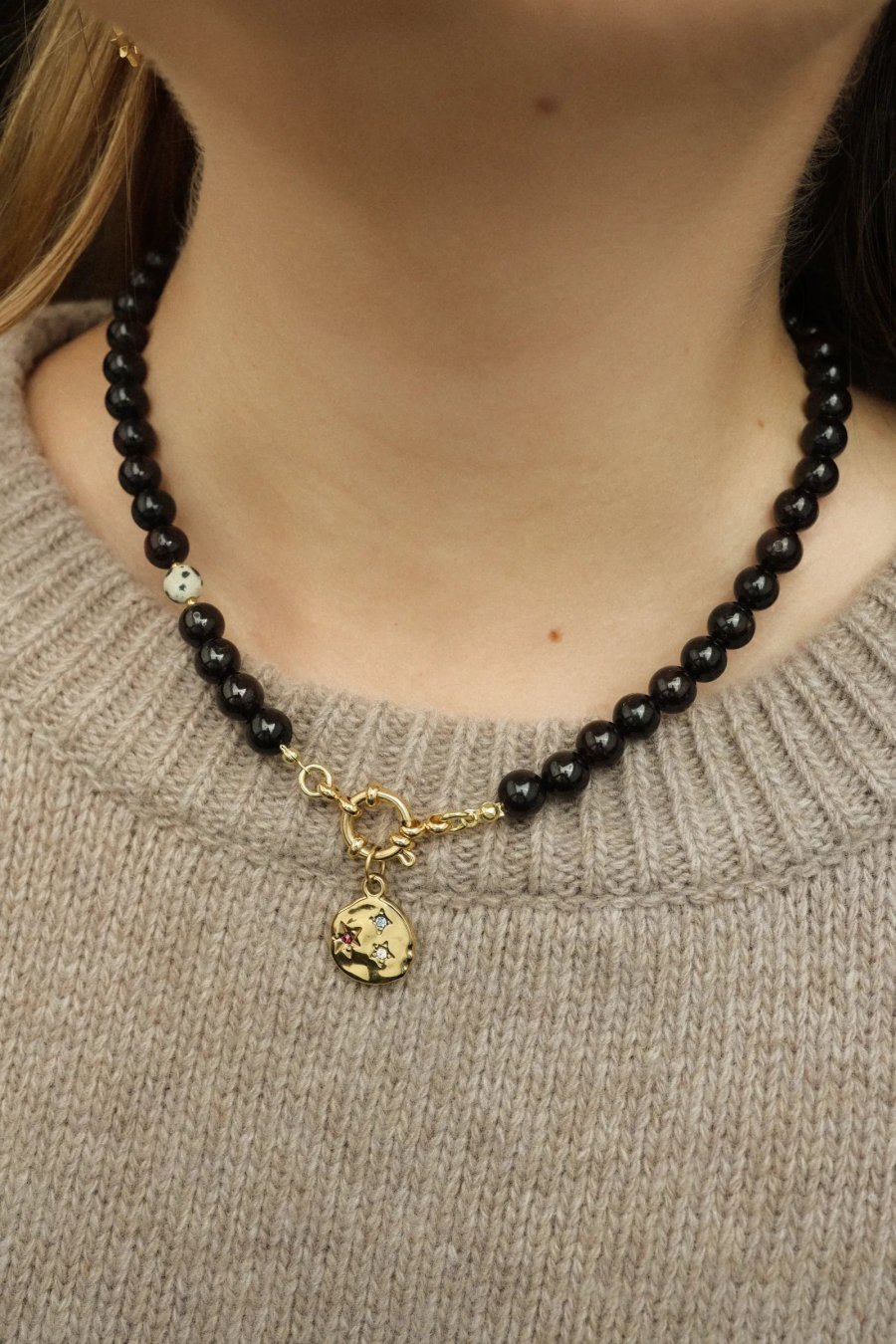 Granaten ketting Czarny Koń | Upiększaj